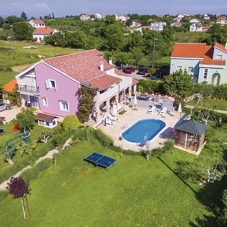 6 Bedroom Pet Friendly In Holiday home