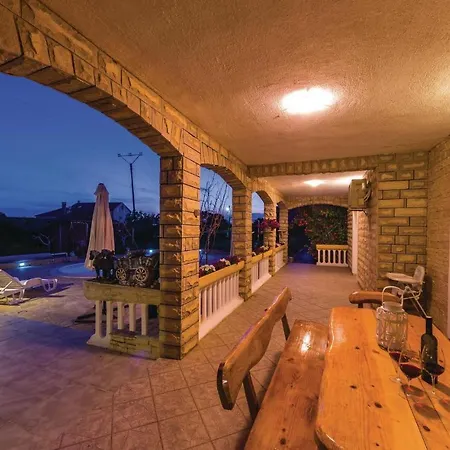 6 Bedroom Pet Friendly In * Policnik