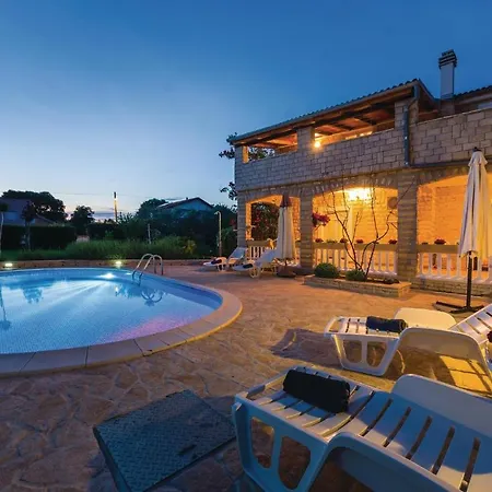 Holiday home 6 Bedroom Pet Friendly In