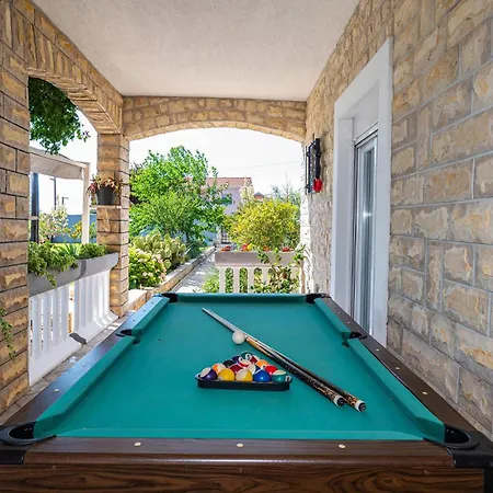 Holiday home 6 Bedroom Pet Friendly In