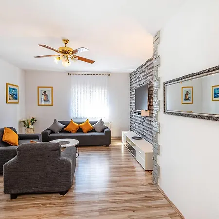 Holiday home 6 Bedroom Pet Friendly In