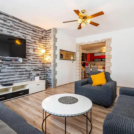 6 Bedroom Pet Friendly In *