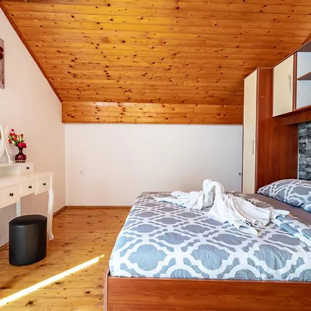 6 Bedroom Pet Friendly In *