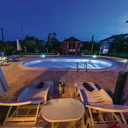 6 Bedroom Pet Friendly In Holiday home *