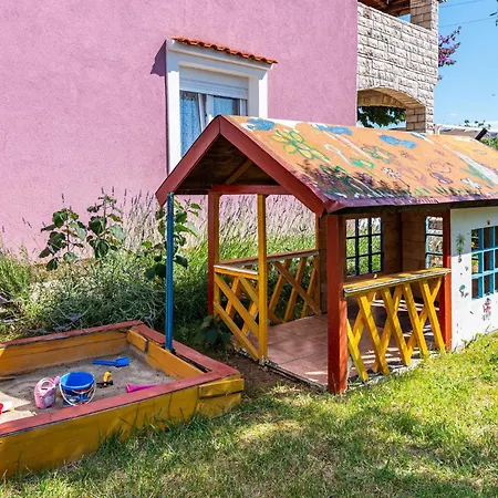 6 Bedroom Pet Friendly In *