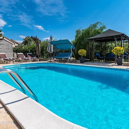 6 Bedroom Pet Friendly In Policnik