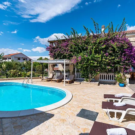 6 Bedroom Pet Friendly In * Policnik