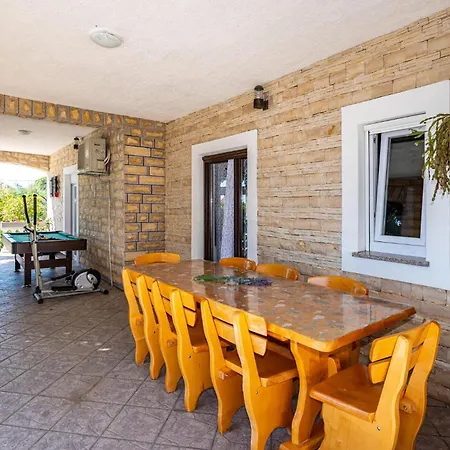 6 Bedroom Pet Friendly In * Policnik