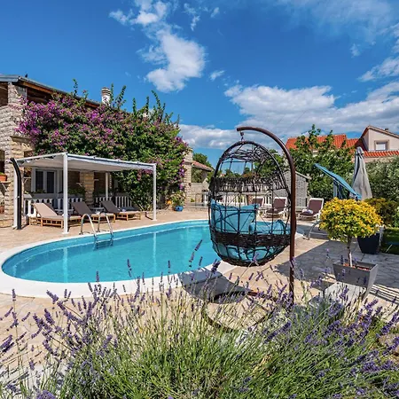 6 Bedroom Pet Friendly In Holiday home