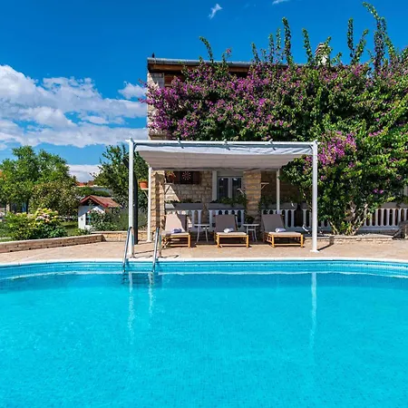 Holiday home 6 Bedroom Pet Friendly In
