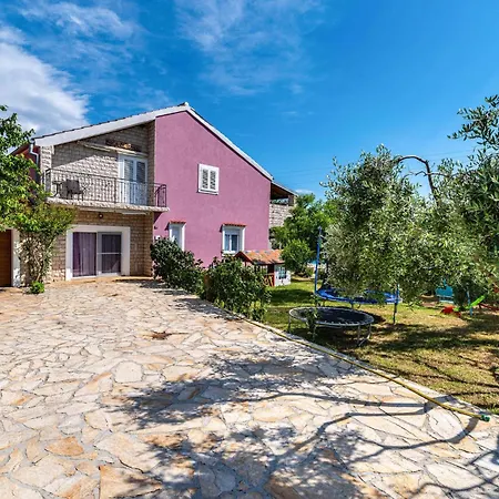 Holiday home 6 Bedroom Pet Friendly In