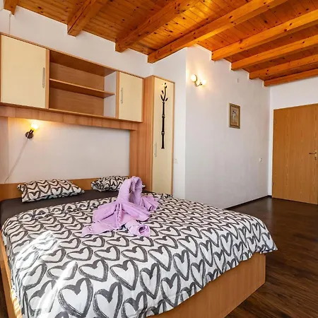 6 Bedroom Pet Friendly In *